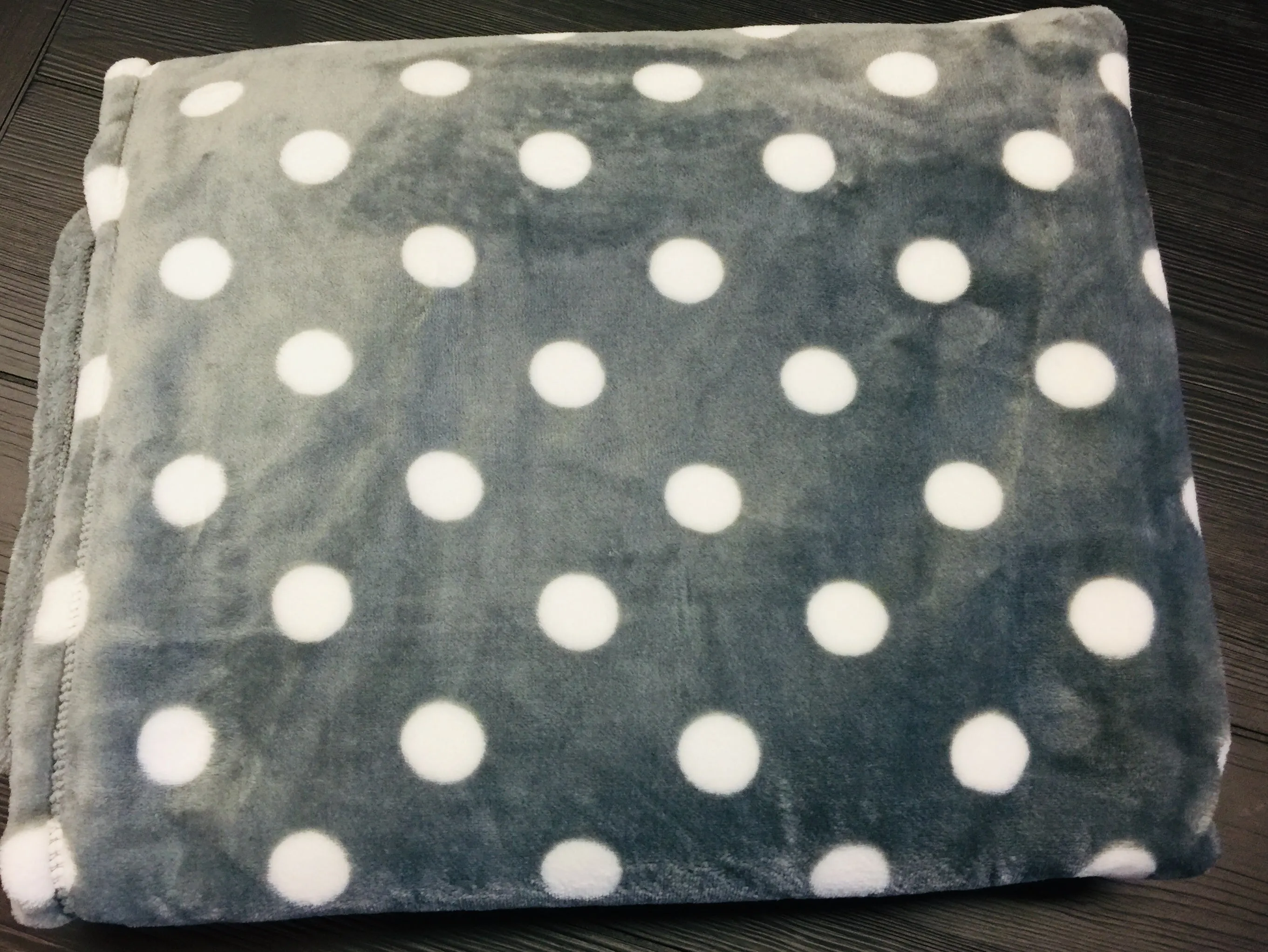 New Hometrends ultra cozy plush throw blanket, Grey & White Polka dot!