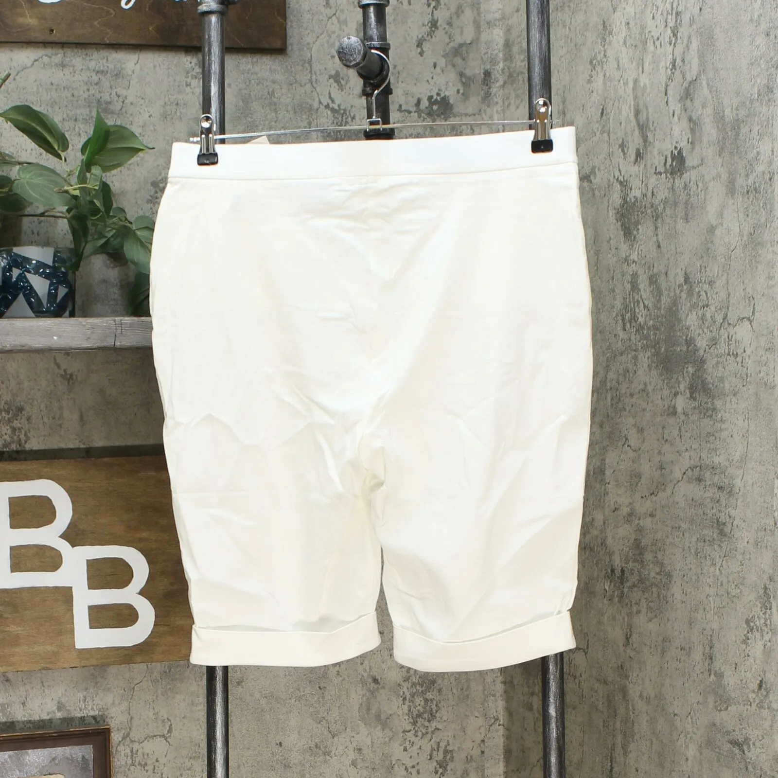 NWT Nina Leonard Womens Cuffed Pull-On Bermuda Short. 652791-REG X-Small