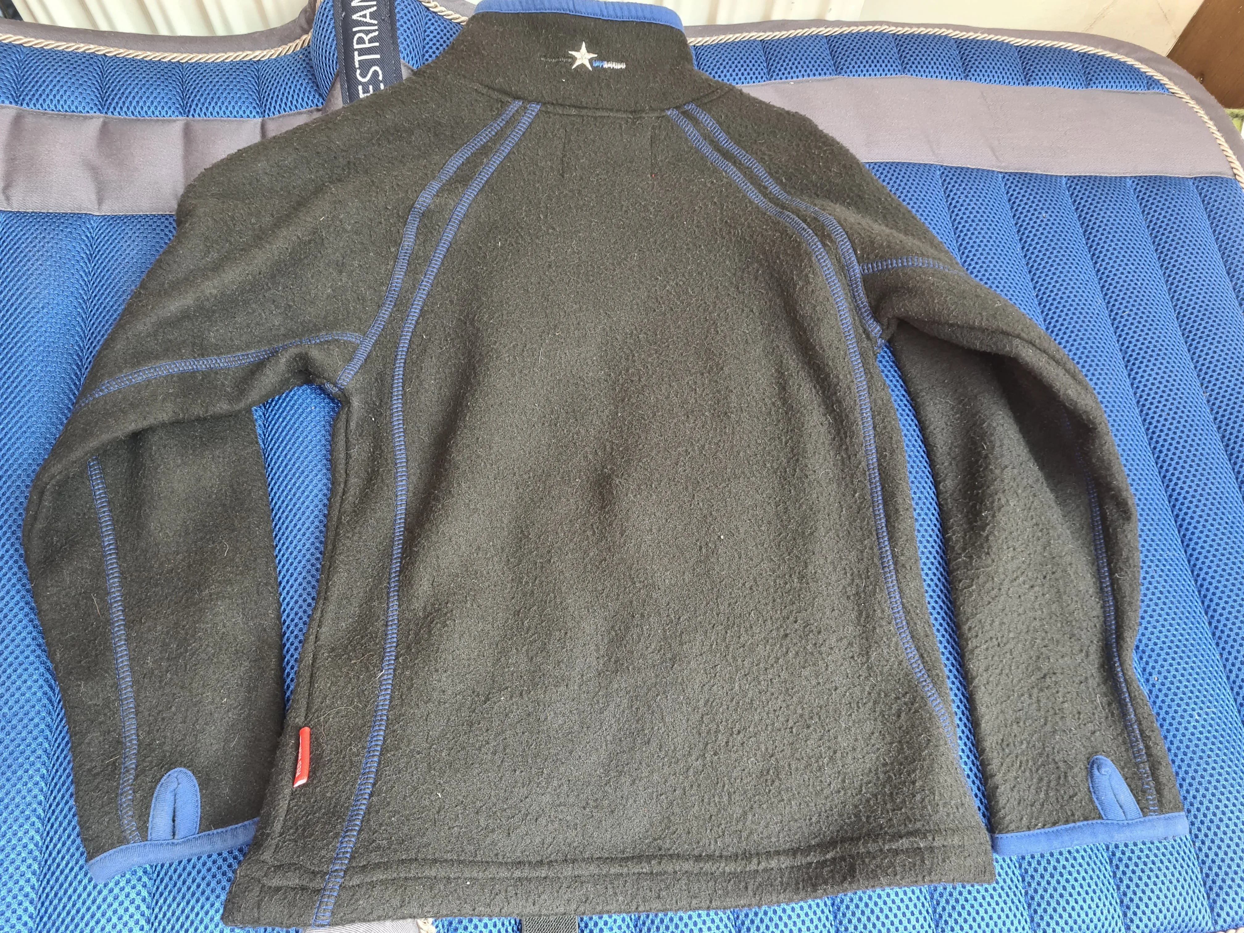Red Horse black fleece age 6/7  FREE POSTAGE 🟢