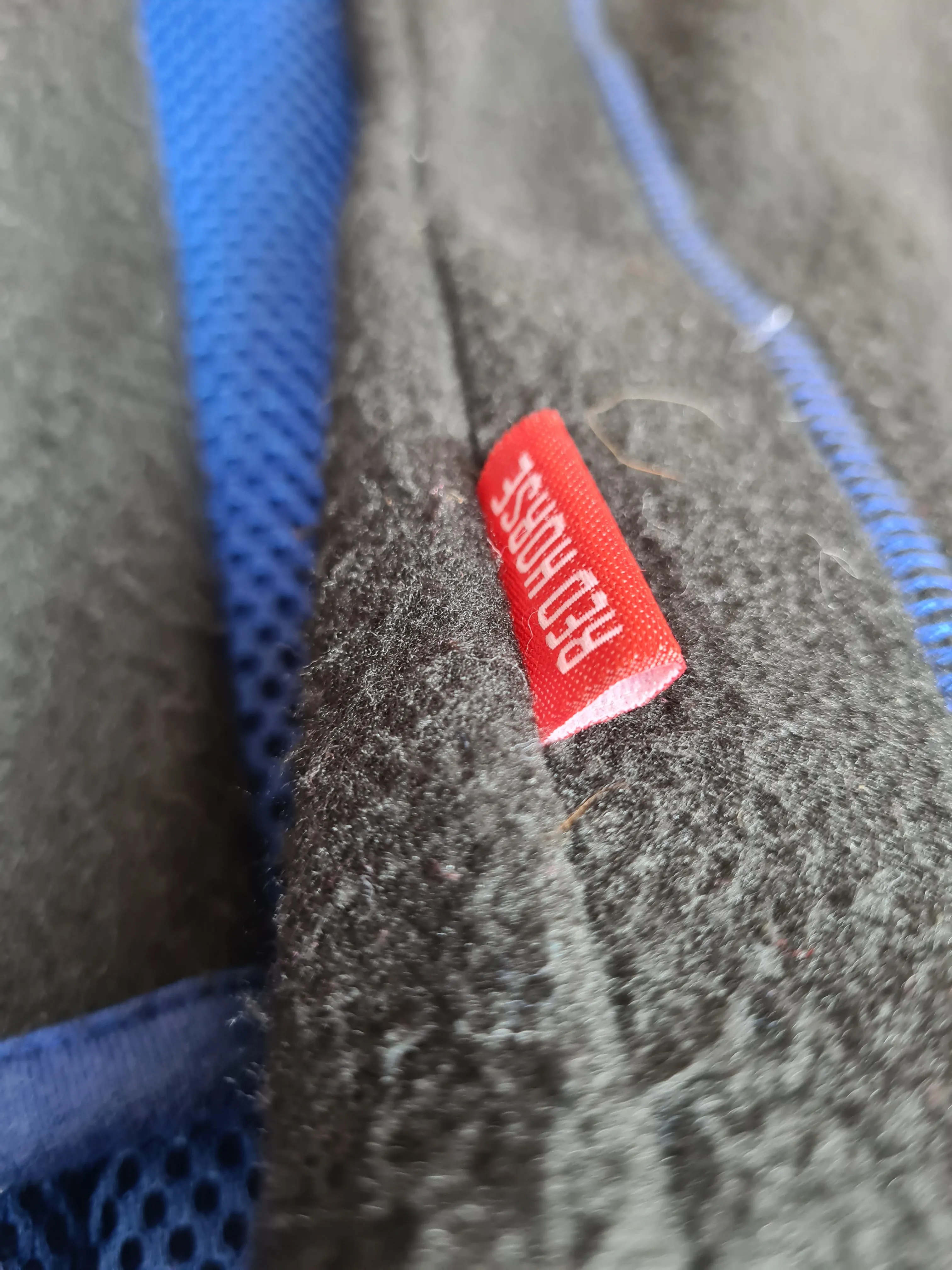 Red Horse black fleece age 6/7  FREE POSTAGE 🟢